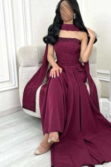 فستان سهرة عنابي فخم بترتر لامع وقصة كلوش بطابع ملكي مع شال أنيق للمناسبات والسهرات