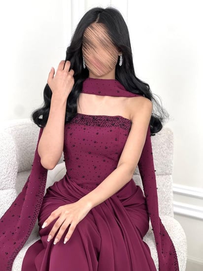 فستان سهرة عنابي فخم بترتر لامع وقصة كلوش بطابع ملكي مع شال أنيق للمناسبات والسهرات