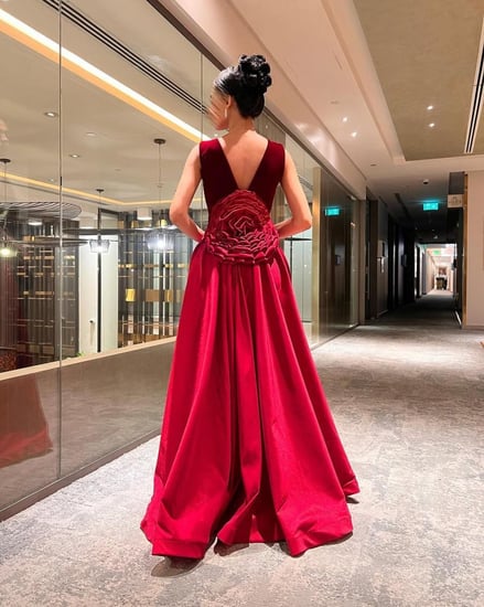 فستان سهرة عودي خامة مخمل معى ذيل تفته استرتش