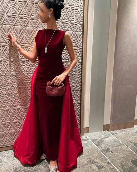 فستان سهرة عودي خامة مخمل معى ذيل تفته استرتش