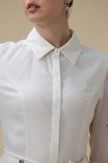 فستان طويل أبيض بقصة قميص ونقشة زهرية جانبية