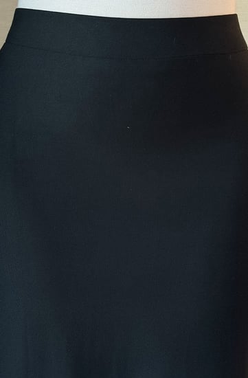 تنورة  ميدي بقصة ضيقة لون اسود