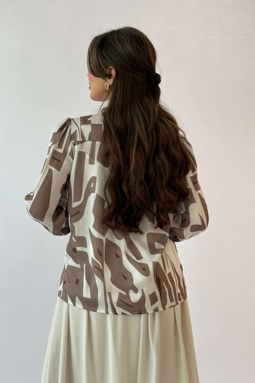 قميص بياقة مطوية برباط لون كاكي