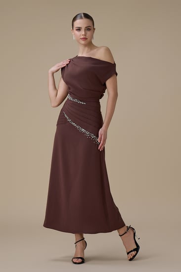 فستان بني ماكسي بتصميم كتف واحد