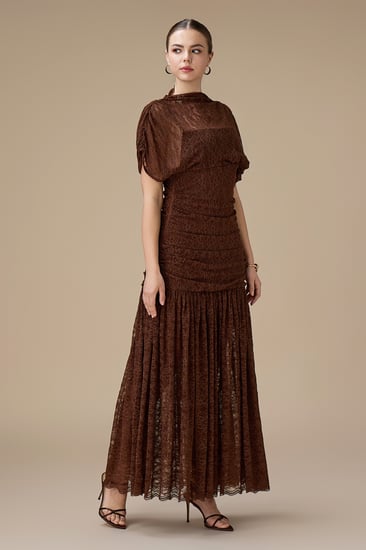 فستان بني ماكسي دانتيل بأكمام قصيرة