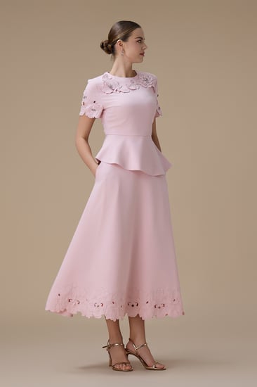 طقم تنورة ميدي وردي بتفاصيل زهور ثلاثية الأبعاد