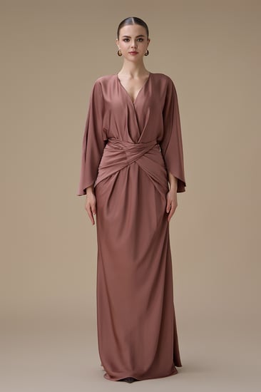 فستان بني طويل بتصميم لف