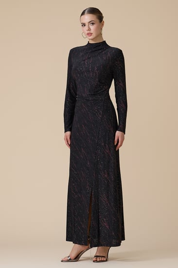 فستان اسود طويل بأكمام طويلة