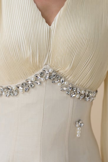 فستان طويل سكري بتفاصيل كريستال