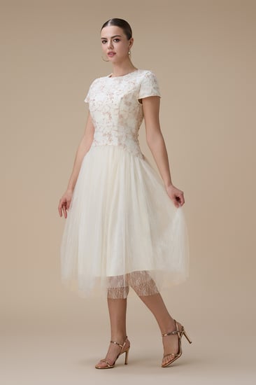 فستان قصير وردي مطرز بالزهور مع تنورة تول