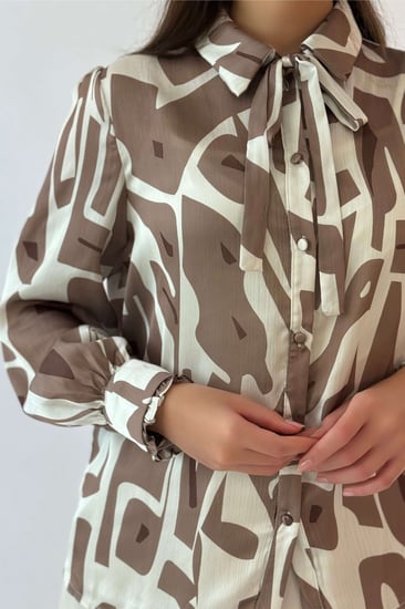 قميص بياقة مطوية برباط لون كاكي