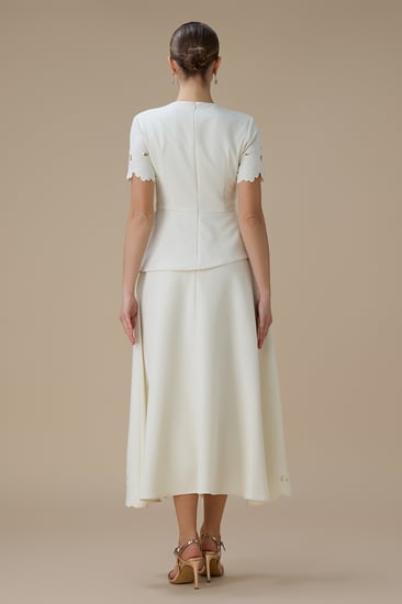 طقم تنورة ميدي سكري بتفاصيل زهور ثلاثية الأبعاد