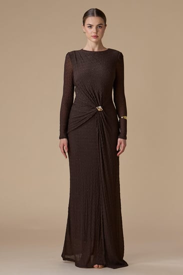 فستان بني طويل بأكمام طويلة