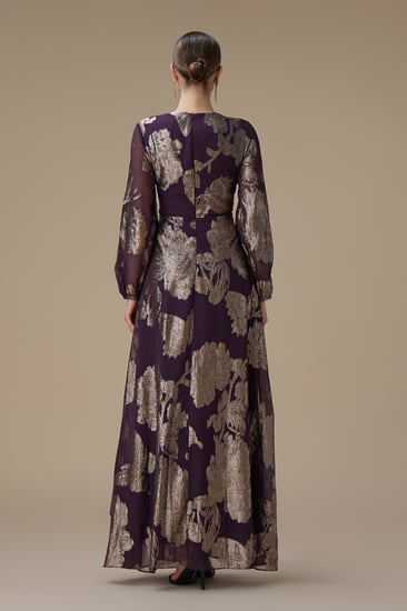 فستان طويل بنفسجي بقصة لف