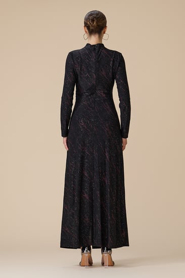 فستان اسود طويل بأكمام طويلة