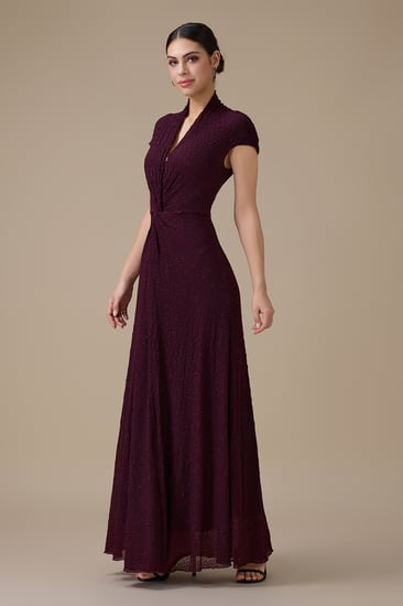 فستان بنفسجي طويل بقصة ملتفة