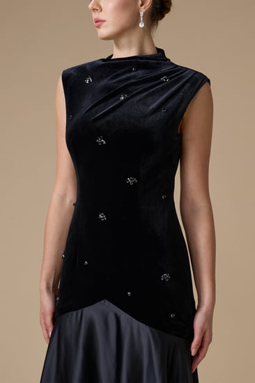 فستان أسود طويل بدون أكمام