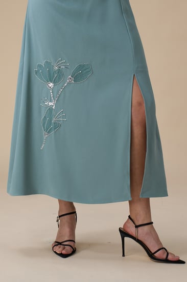 فستان ميدي ازرق مطرز بقصة ملفوفة وفتحة أمامية