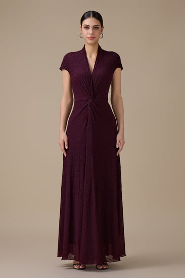 فستان بنفسجي طويل بقصة ملتفة