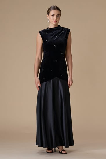 فستان أسود طويل بدون أكمام