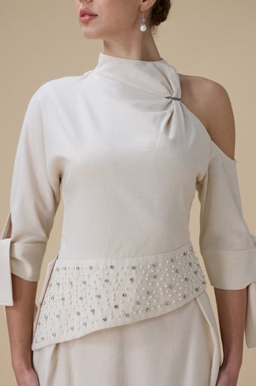 طقم بيج ميدي  بتصميم كتف واحد وحزام مطرز باللؤلؤ