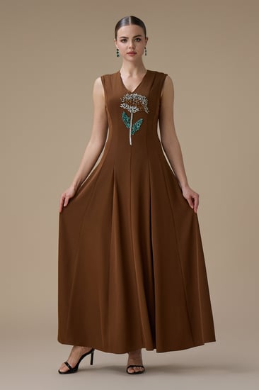 فستان طويل بني بتطريز زهرة أنيق