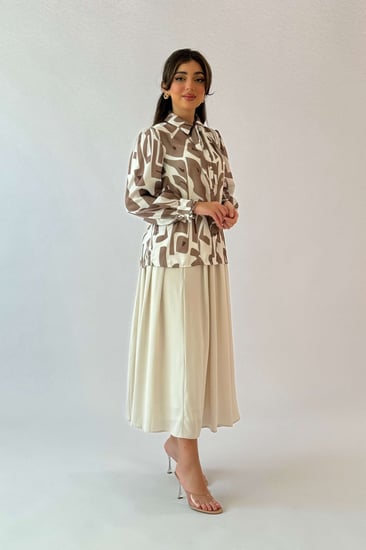 قميص بياقة مطوية برباط لون كاكي