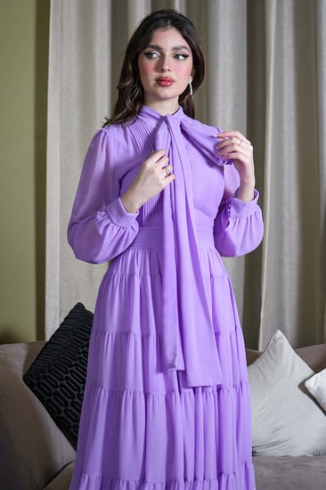 فستان ميدي شيفون بياقة عالية برباط لون موف فاتح