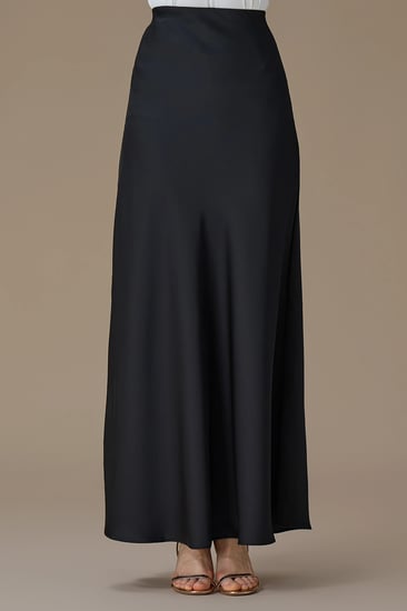 تنورة طويلة ساتان لون أسود