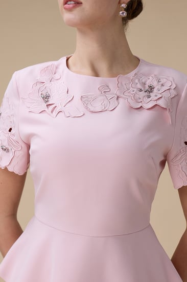 طقم تنورة ميدي وردي بتفاصيل زهور ثلاثية الأبعاد