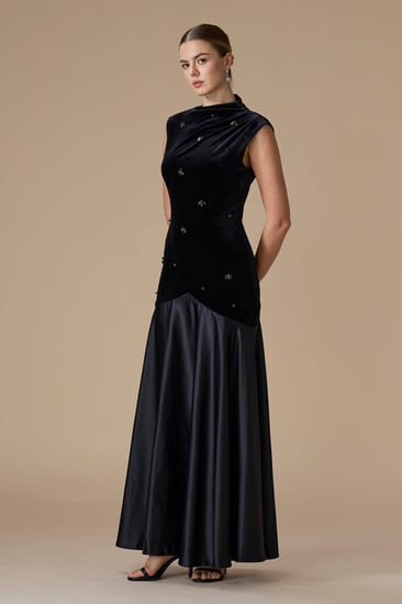 فستان أسود طويل بدون أكمام