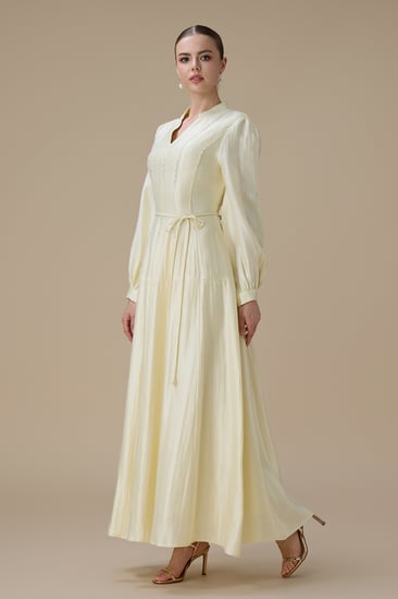 فستان سكري طويل بتطريز ناعم