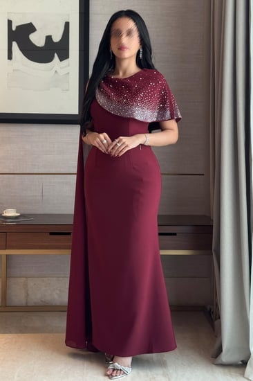 فستان عنابي سهرة ماكسي بياقة مزينة بالفصوص