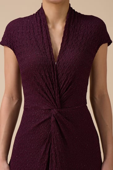 فستان بنفسجي طويل بقصة ملتفة