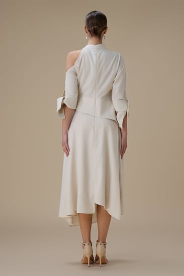 طقم بيج ميدي  بتصميم كتف واحد وحزام مطرز باللؤلؤ