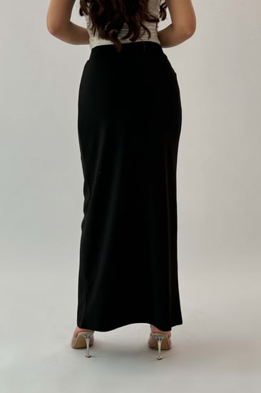 تنورة طويلة بقصة ضيقة لون اسود