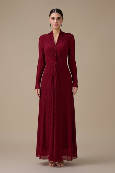 فستان احمر طويل بقصة ملتفة