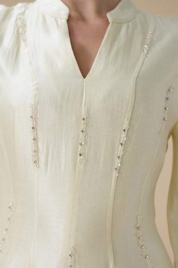 فستان سكري طويل بتطريز ناعم