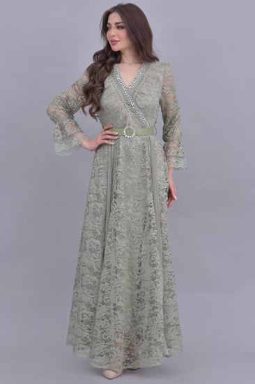 فستان دانتيل كلوش مزين بكريستال وريش لون اخضر
