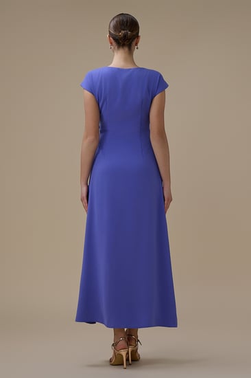 فستان ميدي بنفسجي مطرز بقصة ملفوفة وفتحة أمامية