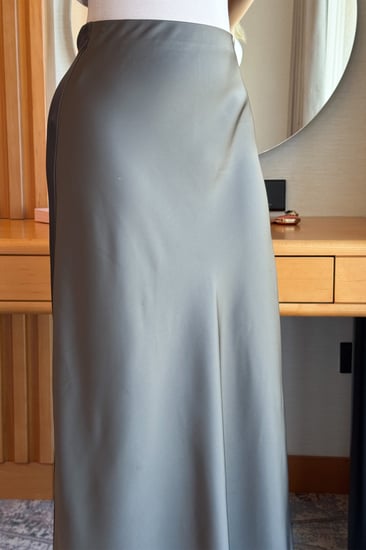 تنورة طويلة سادة ساتان لون رمادي