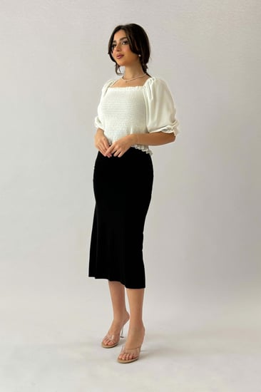 بلوزة بتأثير كشكشة وياقة مربعة لون ابيض