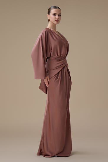 فستان بني طويل بتصميم لف