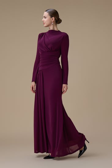 فستان طويل بنفسجي بكسرات جانبية