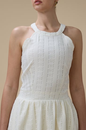 فستان سكري دانتيل ميدي بحمالات رقبة عالية وتنورة متدرجة