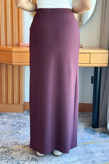 تنورة كلاسيكية طويلة لون عنابي