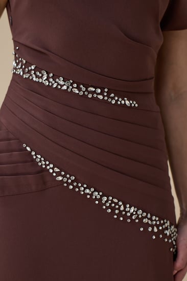 فستان بني ماكسي بتصميم كتف واحد