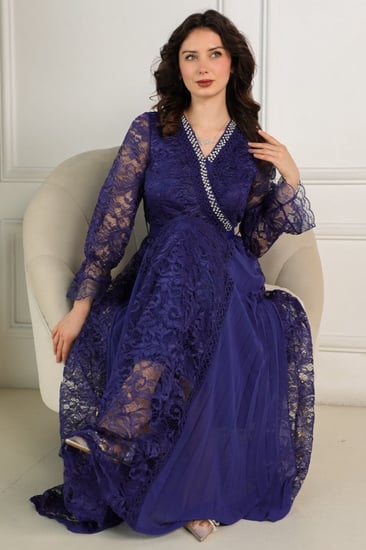 فستان دانتيل كلوش مزين بكريستال وريش لون كحلي