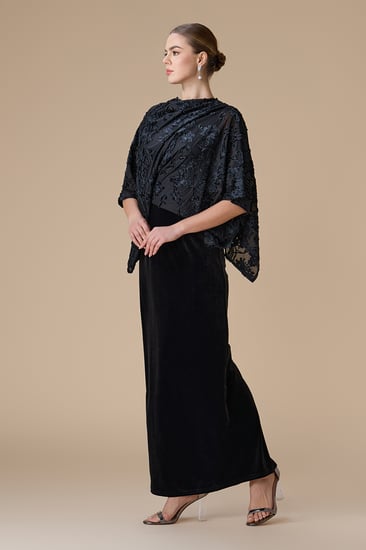 فستان اسود طويل بكاب مشجر