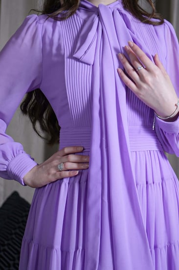 فستان ميدي شيفون بياقة عالية برباط لون موف فاتح